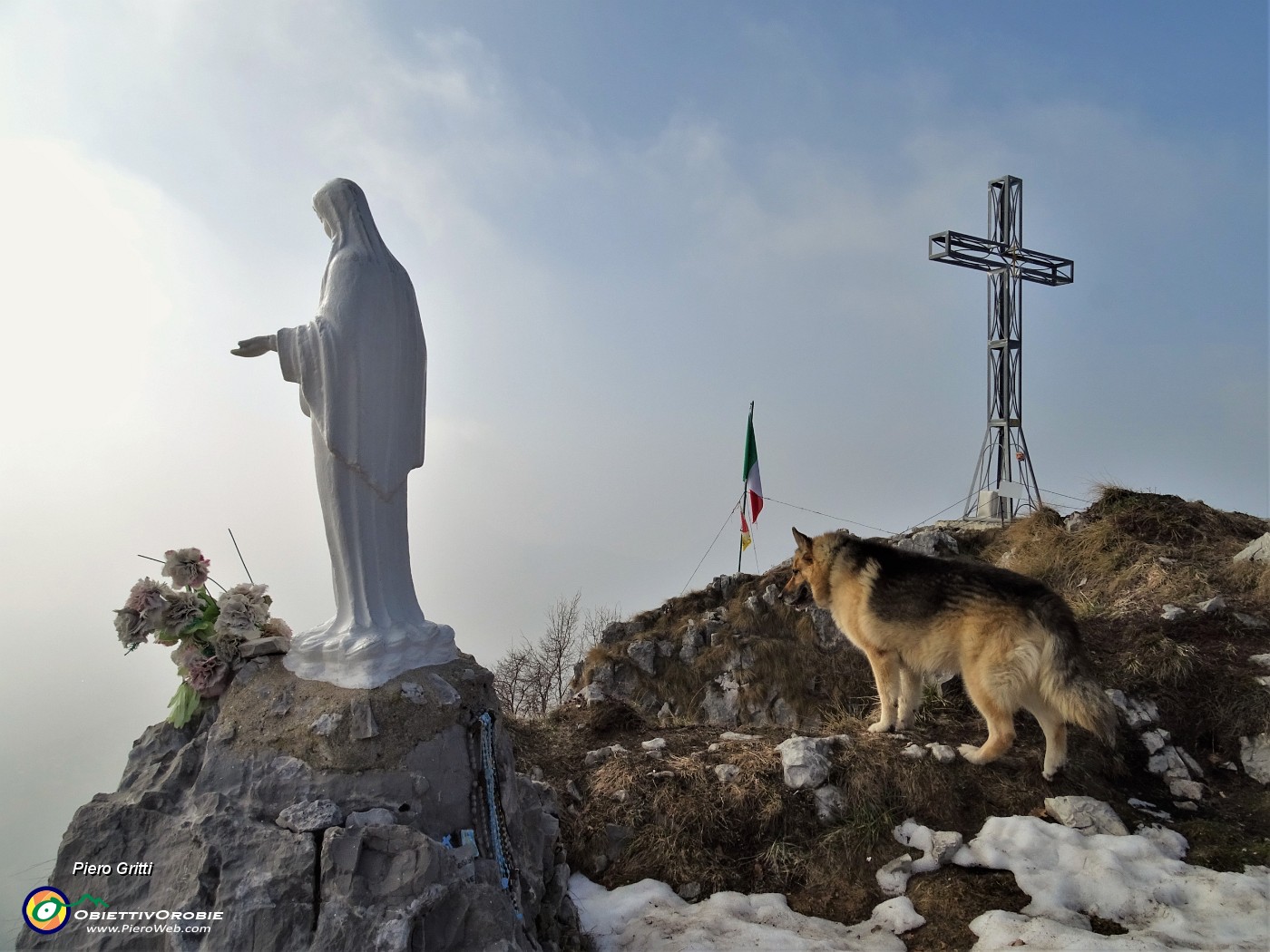 69 Alla Madonnina e croce di vetta dela Cornagera (1311 m).JPG